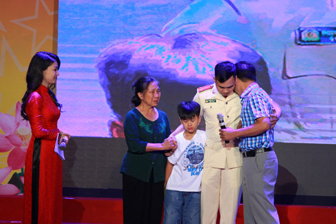 Chiến sĩ Cảnh sát giao thông hay giúp người ảnh 1