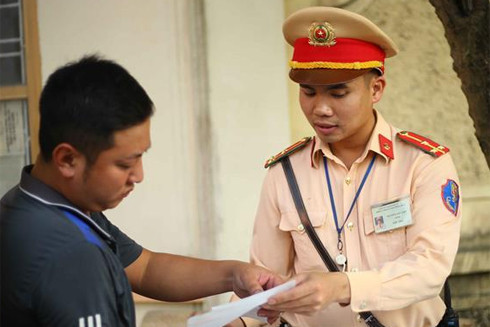 Chiến sĩ Cảnh sát giao thông hay giúp người ảnh 2