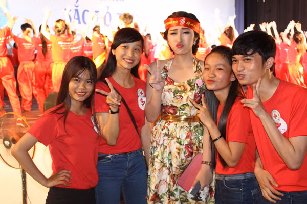 Hoa hậu Đặng Thu Thảo bị vây kín trong đêm Gala "Sắc đỏ Tây Đô" ảnh 7