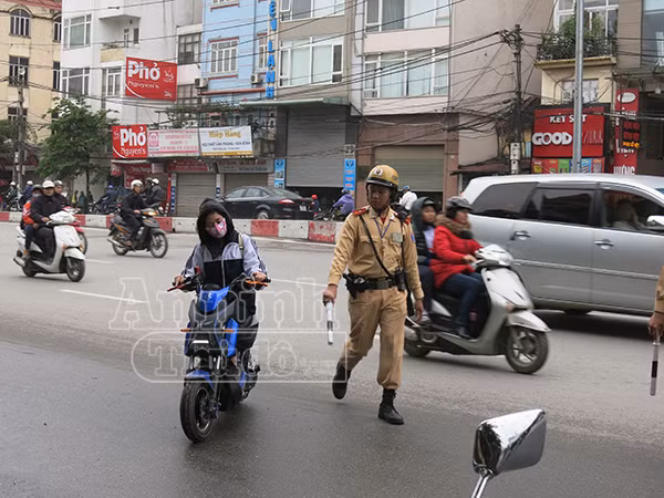 Không đội mũ bảo hiểm: Vi phạm chủ yếu là học sinh đi xe đạp điện ảnh 2