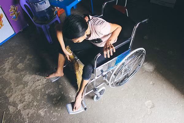 Mẹ ngồi xe lăn chắt chiu từng đồng nuôi con ăn học ảnh 4