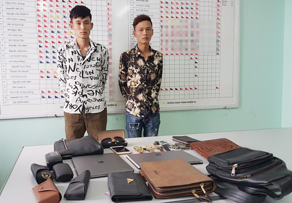 Ném vỡ kính ô tô, trộm cắp hàng trăm triệu đồng ảnh 1 Ném vỡ kính ô tô, trộm cắp hàng trăm triệu đồng ảnh 1