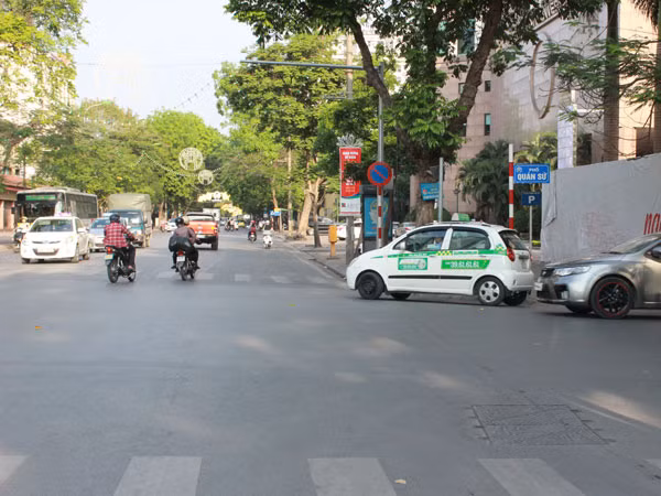 Hà Nội rực rỡ, bình yên trong ngày 30-4 lịch sử ảnh 4