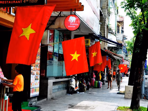 Hà Nội rực rỡ, bình yên trong ngày 30-4 lịch sử ảnh 10