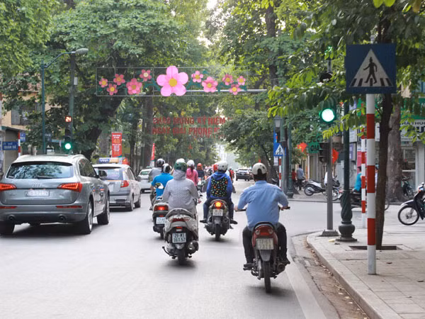 Hà Nội rực rỡ, bình yên trong ngày 30-4 lịch sử ảnh 8