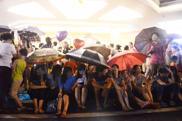 Người dân nô nức đi xem pháo hoa mừng Quốc khánh ảnh 2