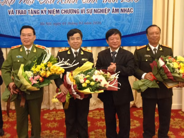 Trao Kỷ niệm chương "Vì sự nghiệp âm nhạc" cho 5 hội viên Chi hội Nhạc sĩ CAND ảnh 1