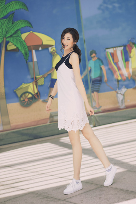 Á hậu Dương Tú Anh nhí nhảnh dạo phố ảnh 1