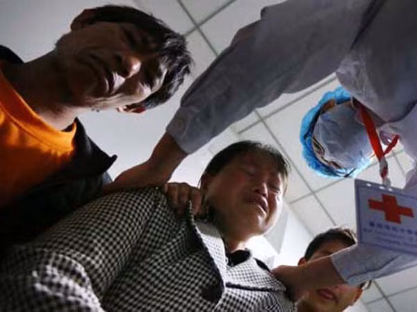 Xúc động giây phút y bác sĩ cúi rạp trước thi thể những em bé hiến nội tạng ảnh 5