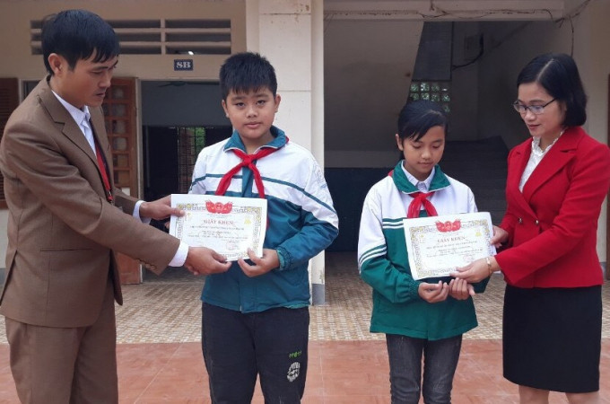 Tuyên dương các học sinh nhặt được của rơi tìm người trả lại ảnh 1