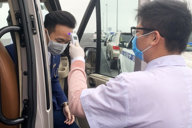 Trên các tuyến cao tốc ra vào thành phố Hà Nội, lực lượng chức năng cũng thực hiện kiểm tra thân nhiệt của lái xe