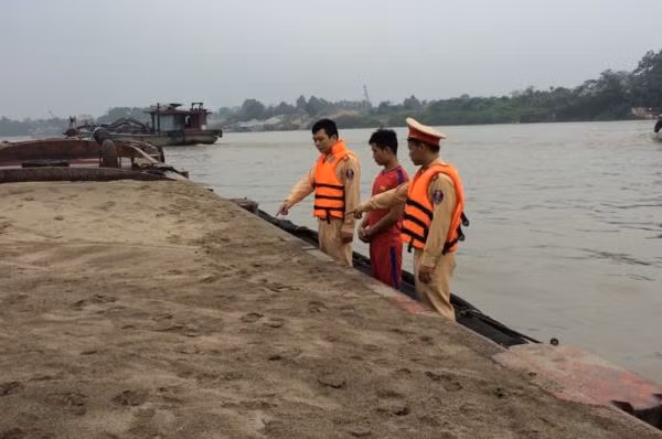 Việc khai thác cát trái phép được xem là có lợi nhuận khổng lồ nên dù CSGT đường thủy liên tục kiểm tra xử lý gắt gao, nhưng những đối tượng khai thác cát vẫn cố tình tìm đủ mọi cách để vi phạm