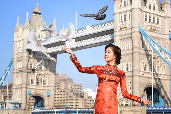 Á hậu Huyền My mang vẻ đẹp thiếu nữ Hà thành tới London ảnh 2