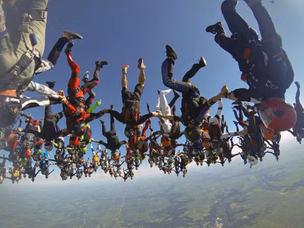 Xếp thành hình hoa khổng lồ giữa không trung ảnh 1