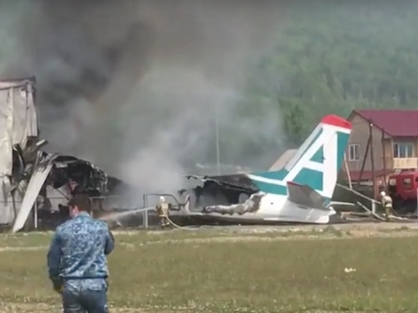 Máy bay Nga bốc cháy dữ dội khi hạ cánh khẩn cấp: 2 phi công thiệt mạng ảnh 1