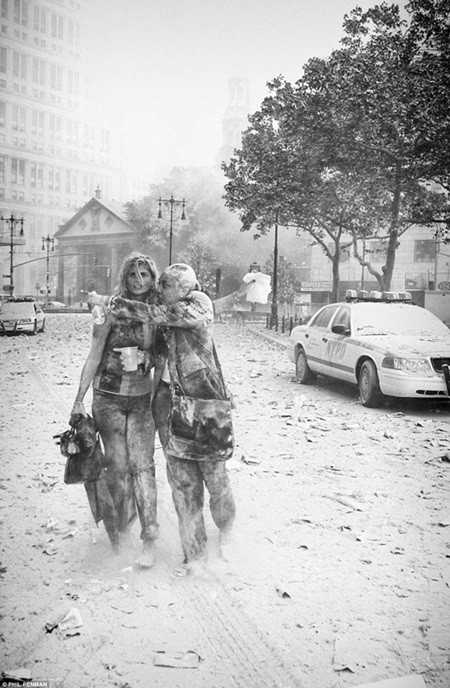 Nhiếp ảnh gia kể lại giờ phút kinh hoàng khi tòa tháp đôi Mỹ sụp đổ ảnh 11