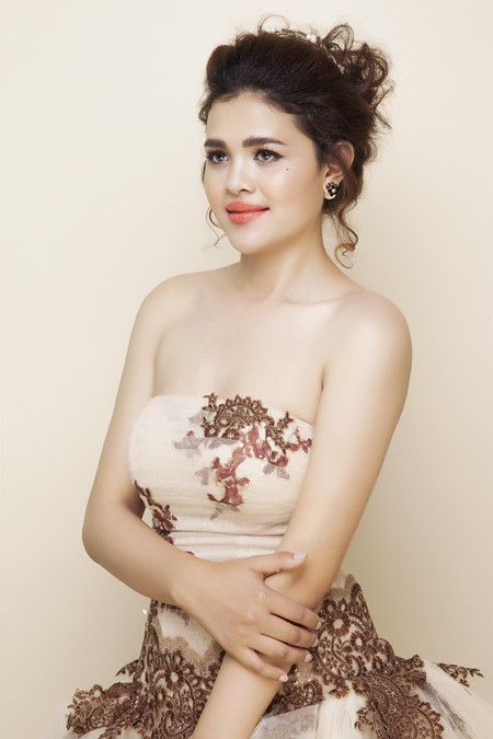 Á hậu Sơn Thị Du Ra gợi cảm vai trần, chân thon ảnh 2