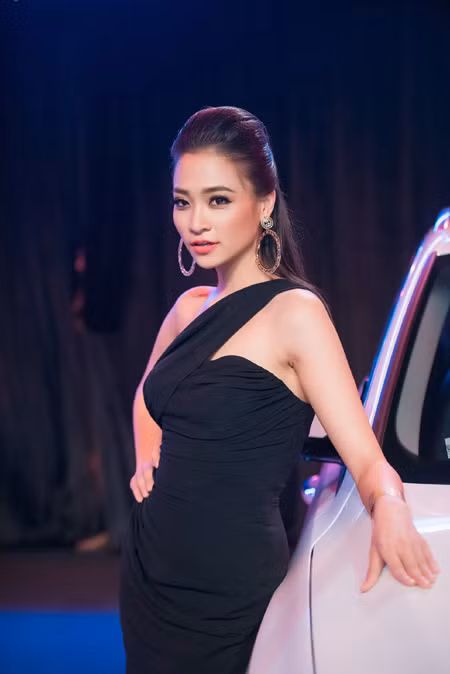 Dàn mỹ nhân quyến rũ, kiêu sa "đọ sắc" tại Hà Nội ảnh 8