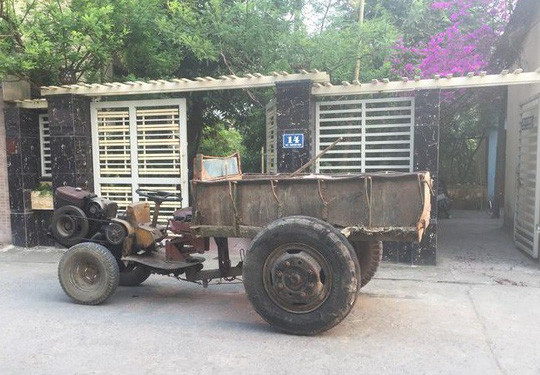 Bất ngờ lao ra đường, bé 4 tuổi bị xe công nông cán tử vong ảnh 1