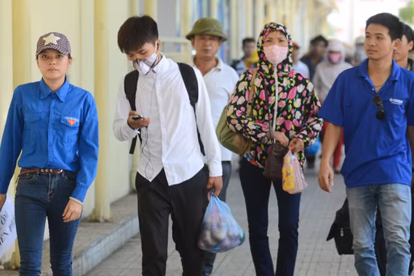 Sĩ tử đội nắng đổ về Hà Nội dự thi ảnh 2