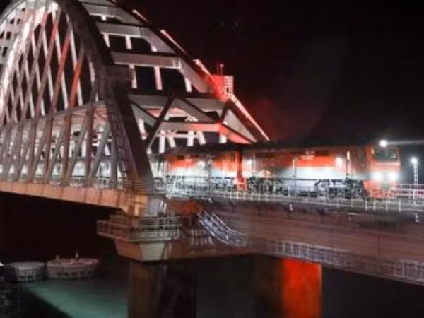 Ukraine mở vụ án hình sự về con tàu chở khách đầu tiên đi qua cầu Crimea ảnh 1