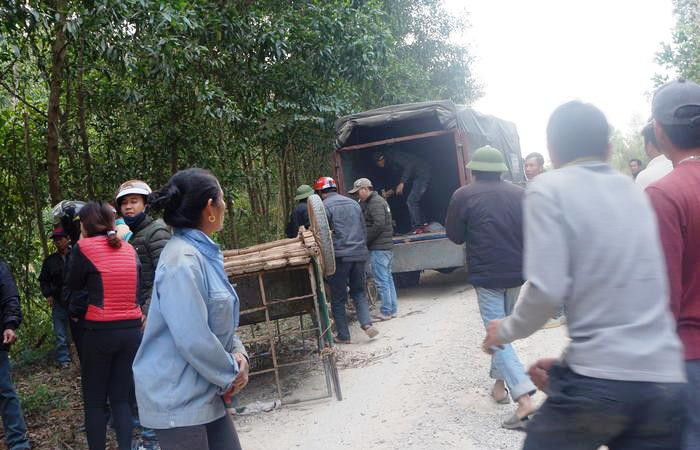 Xe chở bò lật, đè người đàn ông tử vong ảnh 1