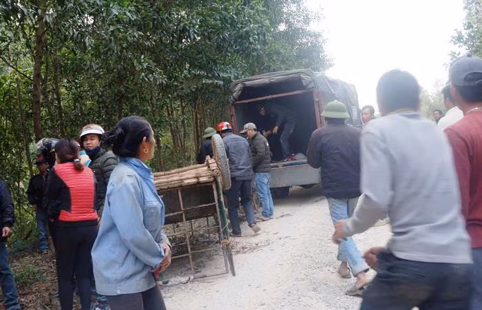 Xe chở bò lật, đè người đàn ông tử vong ảnh 1