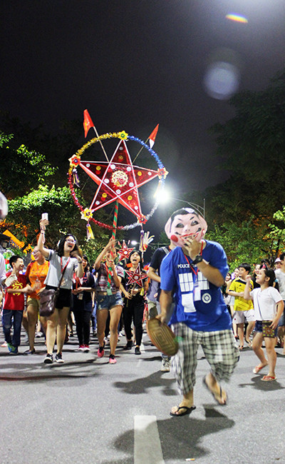 Không khí Trung thu đến sớm trên tuyến phố đi bộ ở Hà Nội ảnh 2