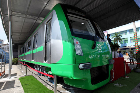 Tối nay, tàu đường sắt Cát Linh được cẩu lên ray ảnh 4