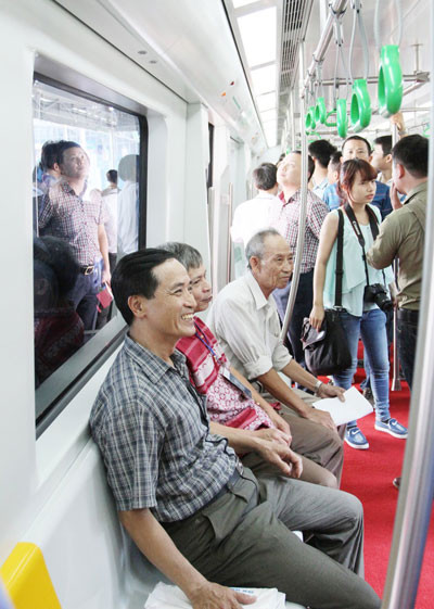 Tối nay, tàu đường sắt Cát Linh được cẩu lên ray ảnh 3