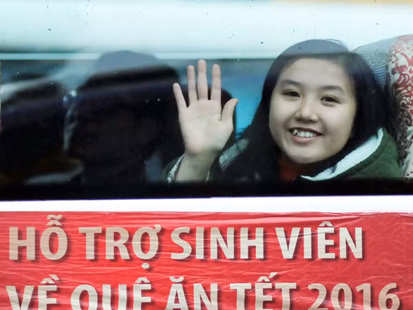 Đưa sinh viên về quê đón Tết ảnh 7