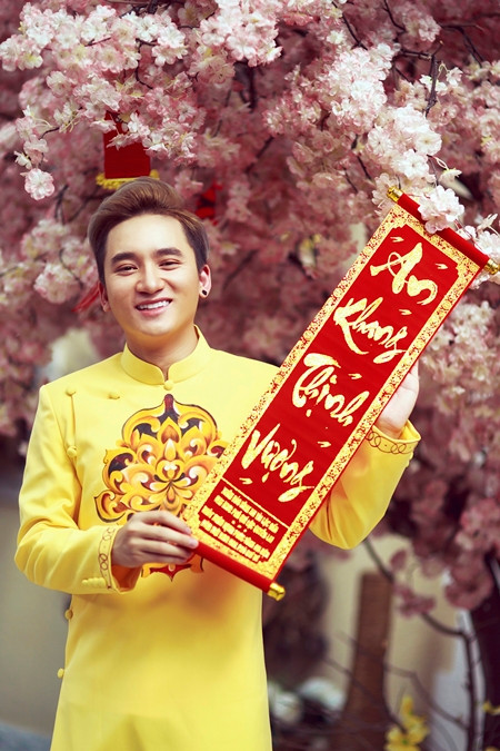 Phan Mạnh Quỳnh nôn nao Tết, tung ảnh "đỏ chót" với áo dài, phong bao lì xì ảnh 8