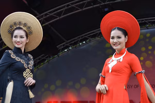 Huyền My, Hương Giang trình diễn và đấu giá áo dài ở Anh ảnh 5