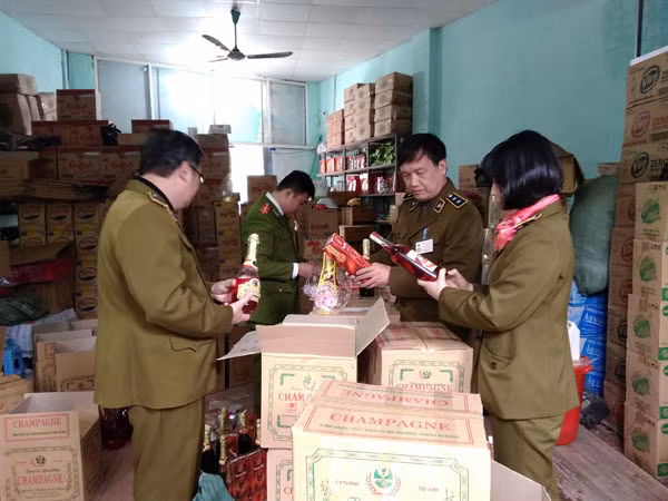 Người Trung Quốc đội lốt khách du lịch để sản xuất bim bim tại Việt Nam ảnh 1