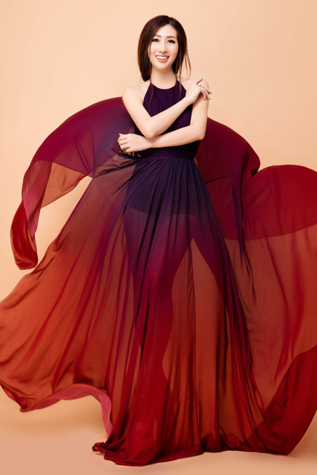 Hoa hậu điện ảnh Thanh Mai hút ánh nhìn với đầm "xẻ trên xẻ dưới" ảnh 2 Hoa hậu điện ảnh Thanh Mai hút ánh nhìn với đầm "xẻ trên xẻ dưới" ảnh 2