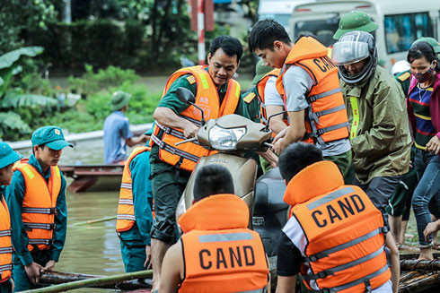 Hàng nghìn cán bộ chiến sĩ lực lượng vũ trang cứu hộ tại vùng lũ lụt ảnh 4