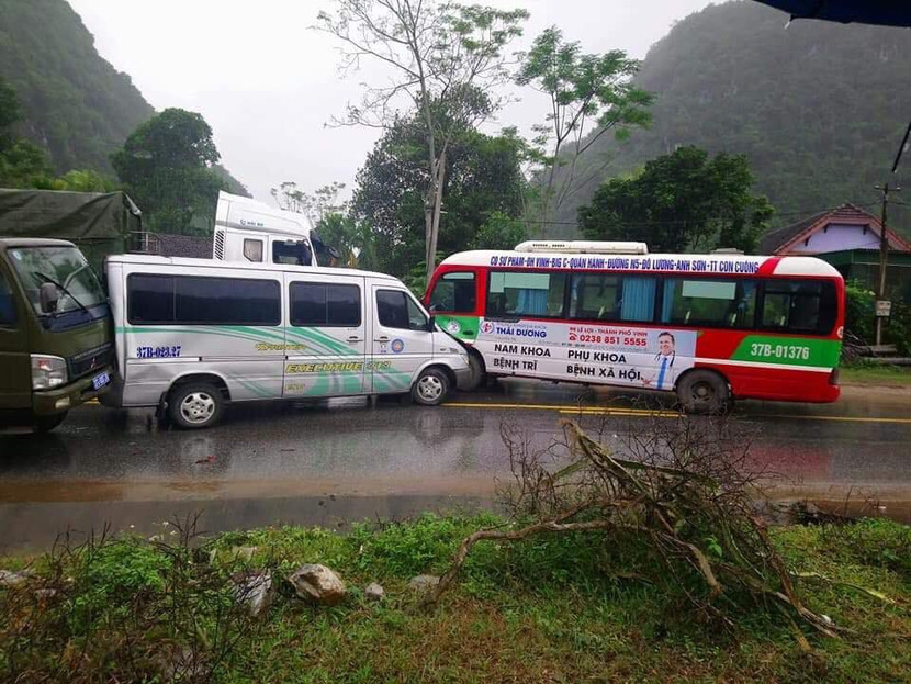Xe buýt va chạm xe tải, hàng chục hành khách thoát chết ảnh 2