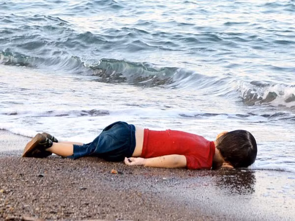 Hình ảnh đau lòng của bé Aylan Kurdi làm lay động trái tim châu Âu ảnh 1