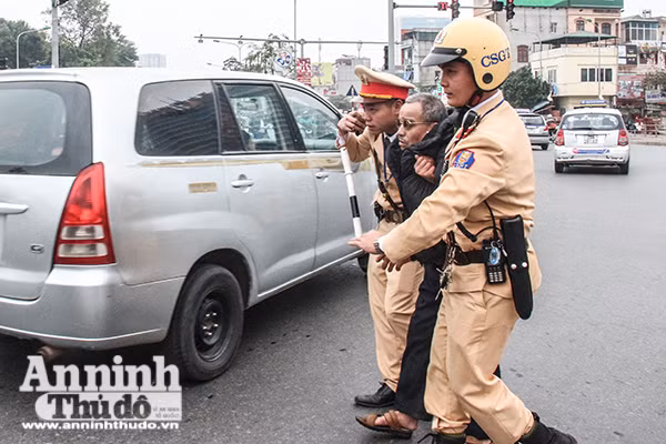 Hình ảnh đẹp của người chiến sỹ Công an Thủ đô những ngày đầu xuân ảnh 3