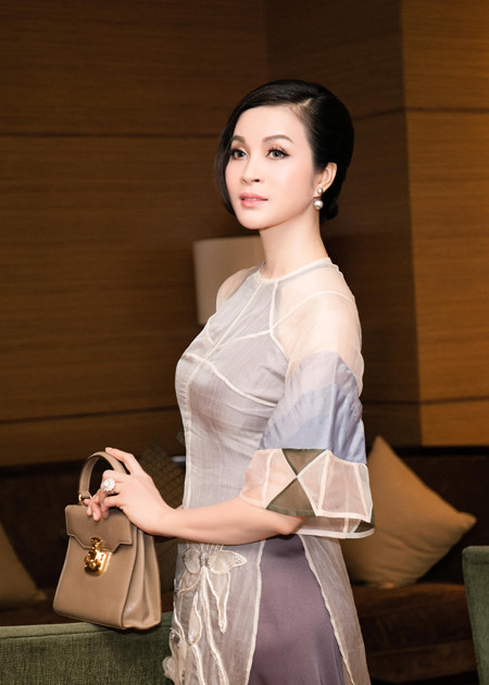 "Người đẹp không tuổi" Thanh Mai hút mắt với áo dài cách tân ảnh 2 "Người đẹp không tuổi" Thanh Mai hút mắt với áo dài cách tân ảnh 2