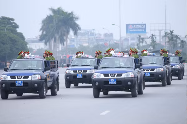 Trực thăng và dàn xe khủng tham gia bảo vệ Đại hội Đảng XII ảnh 7