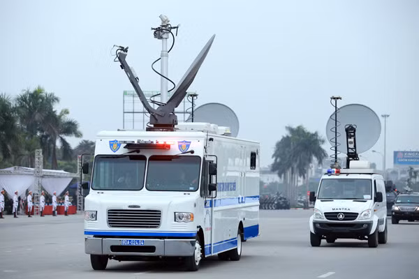 Trực thăng và dàn xe khủng tham gia bảo vệ Đại hội Đảng XII ảnh 2