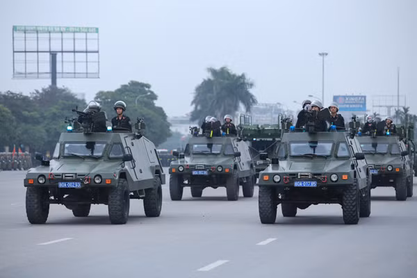 Trực thăng và dàn xe khủng tham gia bảo vệ Đại hội Đảng XII ảnh 10