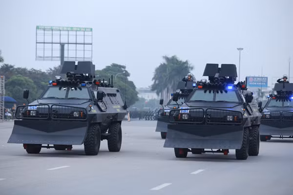 Trực thăng và dàn xe khủng tham gia bảo vệ Đại hội Đảng XII ảnh 8