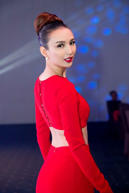 Diện đầm gợi cảm, Hoa hậu Ngọc Diễm khoe vòng eo và đường cong quyến rũ ảnh 3