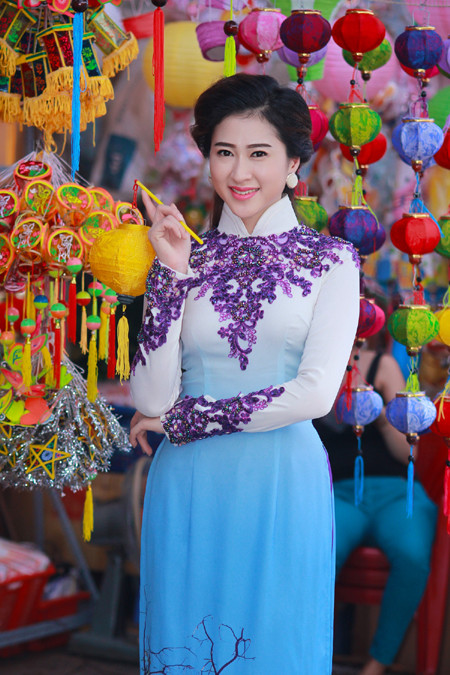 Top 10 Miss Ngôi sao Thùy Trang diện áo dài dạo phố đón Trung Thu ảnh 1