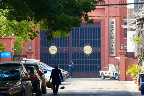 Trung Quốc: Xử lý nghiêm vụ để lọt bệnh nhân Covid-19 vừa mãn hạn tù ở Vũ Hán ảnh 2