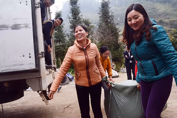 Mang chăn ấm đến với học sinh vùng cao biên giới Hà Giang ảnh 10