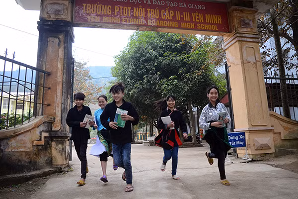 Mang chăn ấm đến với học sinh vùng cao biên giới Hà Giang ảnh 12