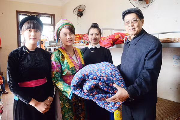 Mang chăn ấm đến với học sinh vùng cao biên giới Hà Giang ảnh 6